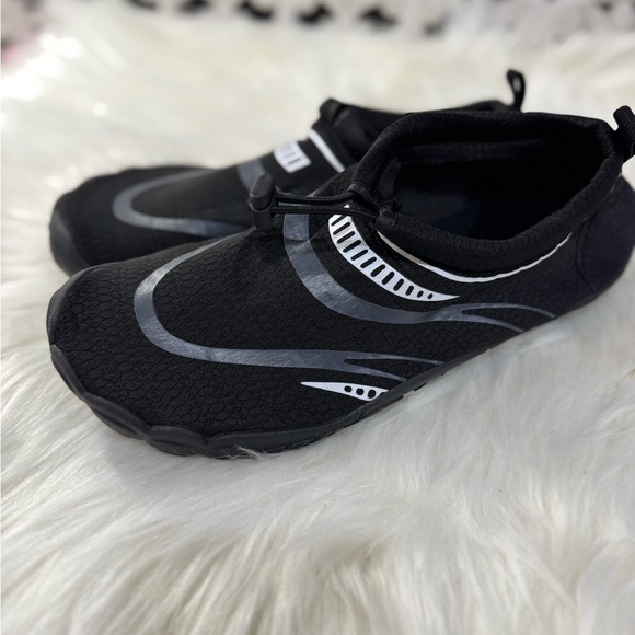 Mishansha Other - Mishansha Black and White Unisex Water Shoes,Size Men 8.5 or fits Women 10.5 NWT